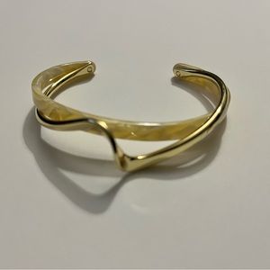 Elegant 1 piece Sheet Metal Twist Bangle